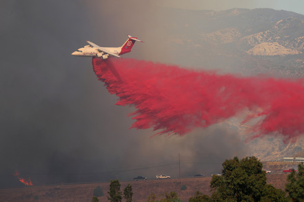 ▲▼ 加州北部森林大火嚴重，至少10死、2重傷，當局派出直升機灑水灌救。（圖／路透社）