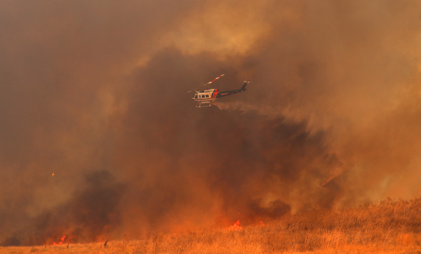 ▲▼ 加州北部森林大火嚴重，至少10死、2重傷，當局派出直升機灑水灌救。（圖／路透社）