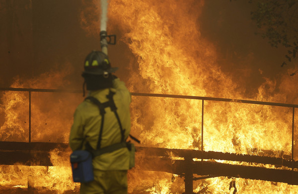 ▲▼ 加州北部森林大火延燒，至少10死、2重傷，消防人員搶救控制火勢。（圖／達志影像／美聯社）