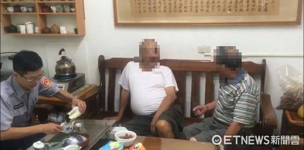 ▲員警仍克服重重困難，幫老翁找到汪姓恩人，2人40年後還能在警所裡重逢，場面令人動容。（圖／記者林悅翻攝）