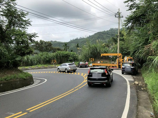 阿里山公路44公里轉彎處，小轎車疑似煞車失靈衝撞護欄。（警方提供）