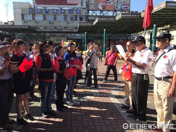 ▲台南市警察聯誼會及台灣退伍軍人權益保障協會，10日上午號召民眾一起在台南火車站前舉辦升旗典禮。（圖／記者林悅攝）