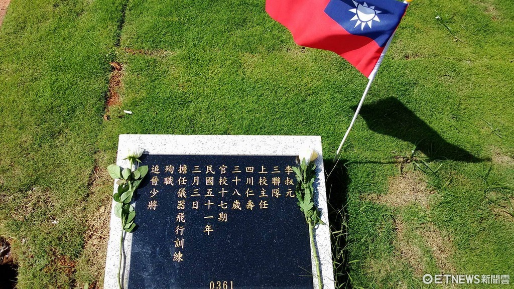 ▲東海大學附屬高中一年級學生王紹翔參與碧潭空軍公墓「插中華民國國旗」活動。（圖／王紹翔授權提供）