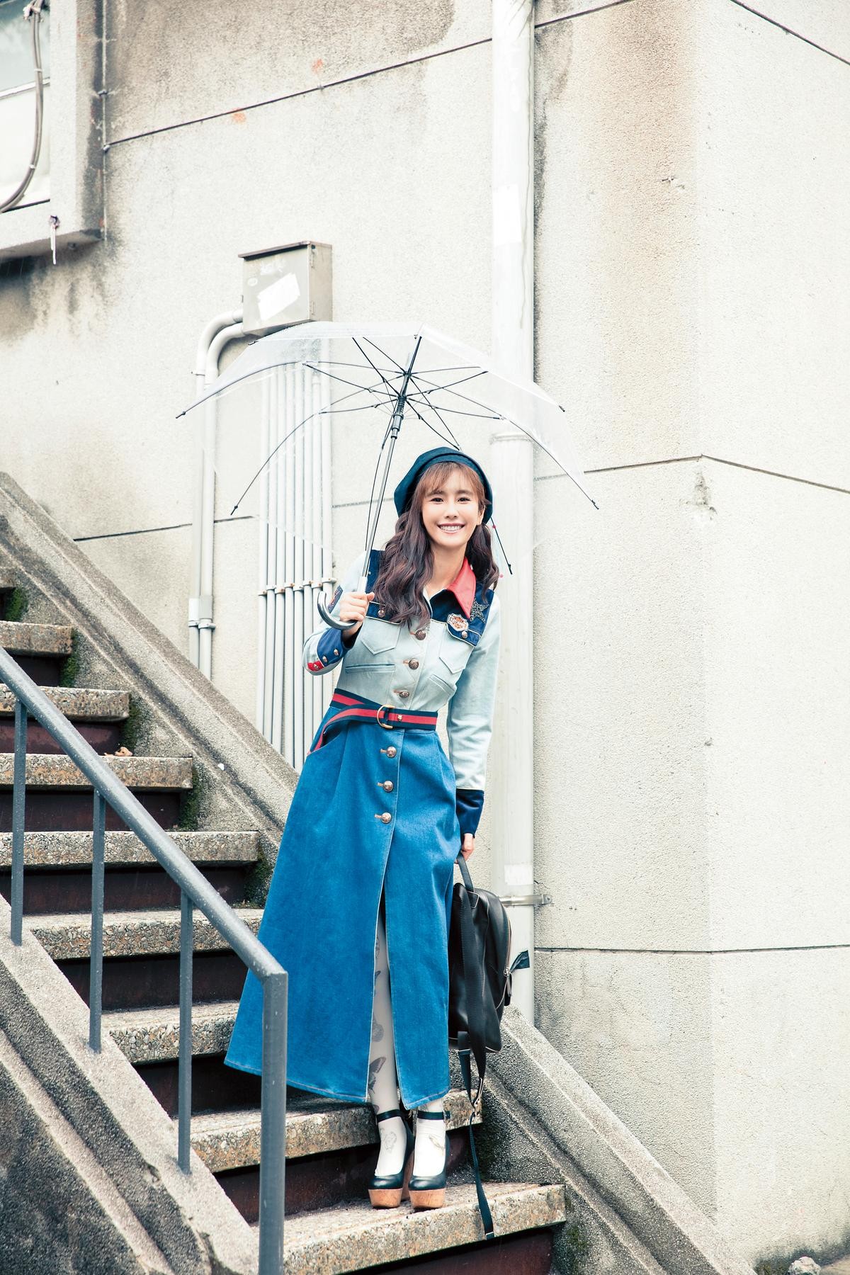 Katy Huang拼接洋裝。約NT$12,500／日本買的蝴蝶圖騰襪子。約NT$600／NINE WEST楔型跟鞋。約NT$2,800