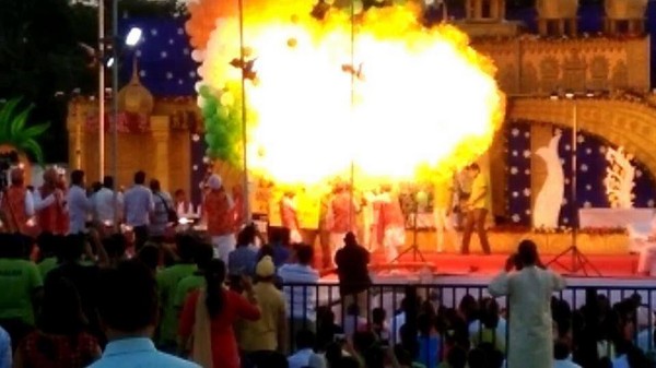 ▲▼ 印度北部昌迪加爾市（Chandigarh）艾倫職業學院（Allen Career Institute）舉辦活動，舞台氣球突然爆炸變成一個超大火球。（圖／翻攝自Facebook／Chandigarhthecitybeautiful）
