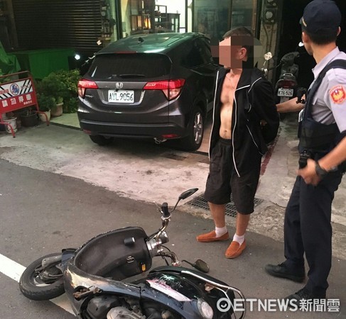 ▲31歲哈薩克男子，涉嫌竊取機車騎用被台南市警五分局公園派出所警員吳宗峻逮獲。（圖／記者林悅翻攝）