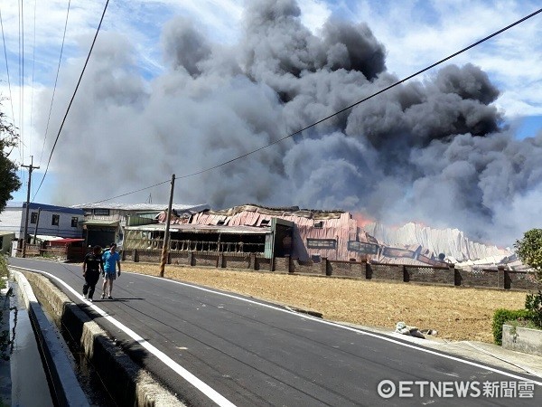 ▲桃園市傢具工廠大火，濃煙竄升遠在數公里可見。（圖／徐姓居民提供）