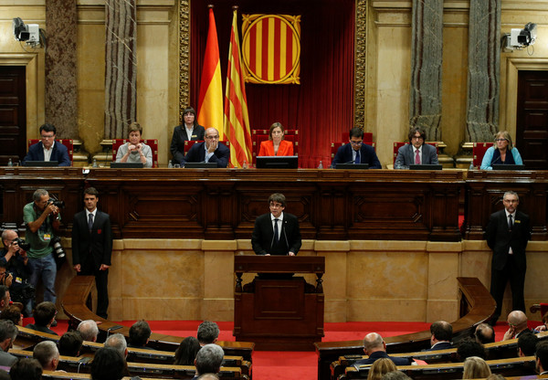 ▲加泰隆尼亞自治政府主席普伊格蒙特（Carles Puigdemont）宣布暫緩獨立。（圖／路透社）