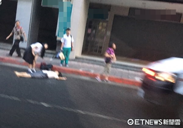 台北市內湖區成功路4段今天（11日）清晨6時多驚傳墜樓案件，一名女子被發現從高處墜落到車道上，一動也不動，目前救護車已經到場。