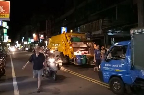 網友拍垃圾車被摔手機。（圖／翻攝自爆料公社）