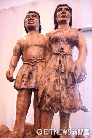 花蓮市原住民文化歷史館展出胡銀祿木雕創作，總計展出24件作品。（圖／花蓮市公所提供）
