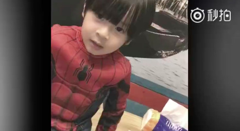▲吳尊上傳生日派對影片，兒子Max穿蜘蛛人服裝。（圖／翻攝自吳尊微博）