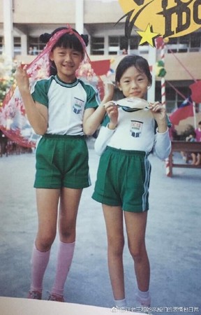 有粉絲加碼貼出大、小S國小時的合照，姊妹倆穿著綠色運動服，身形都很修長，不過大S一樣是比較黑一些。