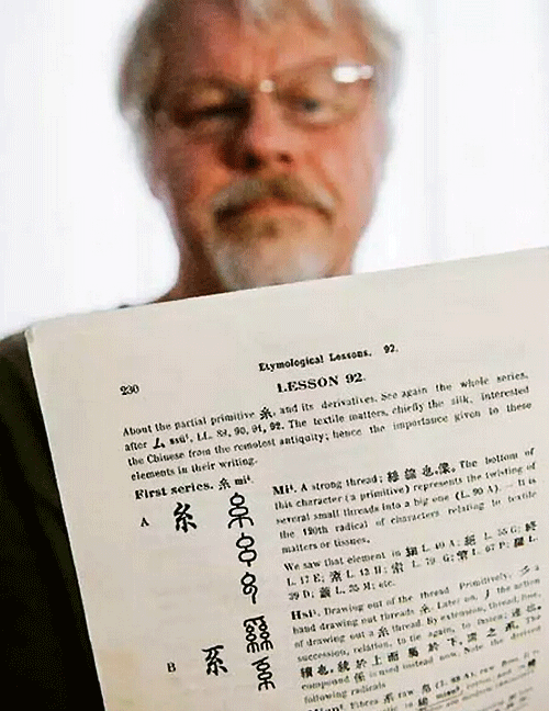 美國男子單程票飛台灣，45年後..花光積蓄建立《漢字演變網站》（圖／weibo@觀察者網）