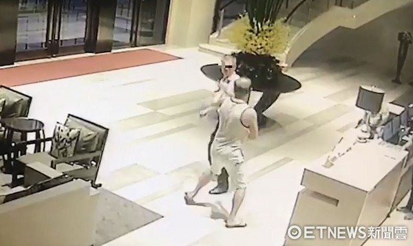 ▲孔男因不滿多次反映電梯遭占用問題未果，出手痛毆社區總幹事。（圖／記者林煒傑翻攝）