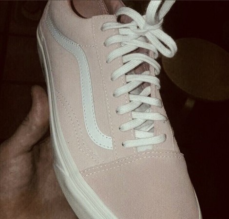 ▲▼網友爭論鞋子顏色，白粉或藍灰色。（圖／翻攝自alisha推特）