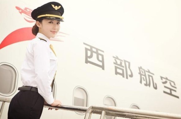 ▲▼重慶民航首位女飛行員，被網友選為最美飛行員的趙楠。（圖／翻攝自微博）