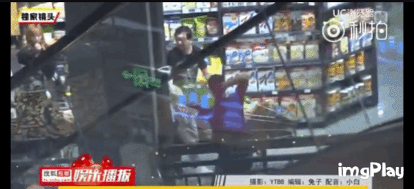 鄭爽買零食被爸爸拉走。（圖／翻攝自扒圈圈微博）