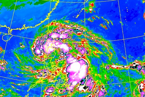 ▲▼卡努路過…共伴效應強過颱風！北東台「致災豪雨」還要狂灌2天。（圖／中央氣象局、翻攝NOAA）