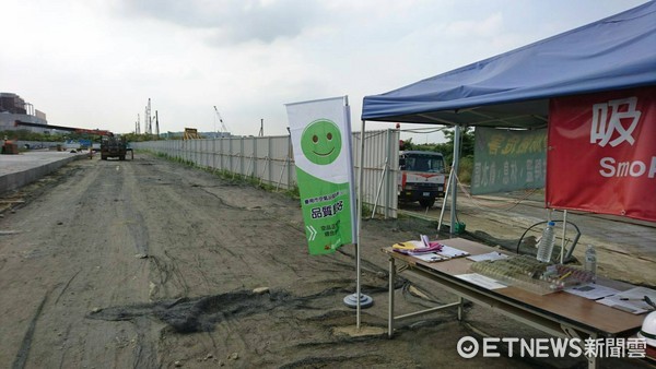 ▲台南市環保局防制空氣污染，106年首創將空品旗推展至營建工地，民眾可以依據工地入口處的空品旗顏色，掌握及時的空氣品質狀況。（圖／環保局提供）