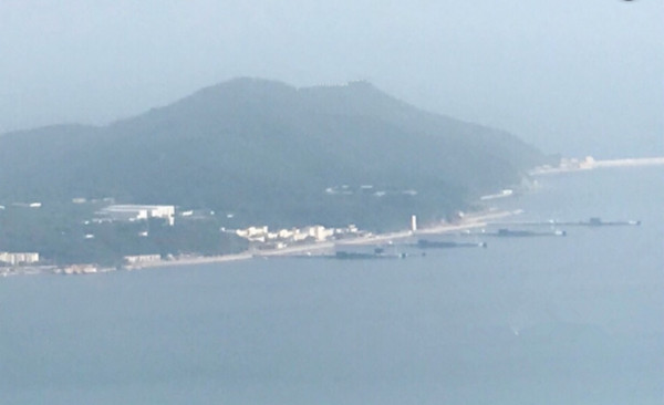 ▲▼解放軍4艘核潛艇近日被拍到一同停靠在海南島最南端的三亞市，疑似是1艘093攻擊核潛艇和3艘094戰略核潛艇。。（圖／翻攝自《中華網》）