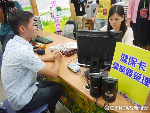 健保卡在地製卡。（圖／記者嚴云岑攝）