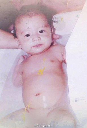 ▲謝賢公開兒子童年照。（圖／翻攝謝霆鋒、《愛奇藝娛樂》微博）