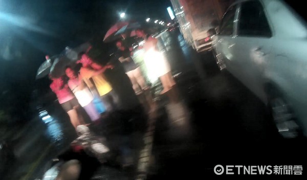 ▲雨天視線不佳釀車禍　孕婦「離待產期只剩2週」肚子撞擊地面。（圖／記者謝侑霖翻攝）