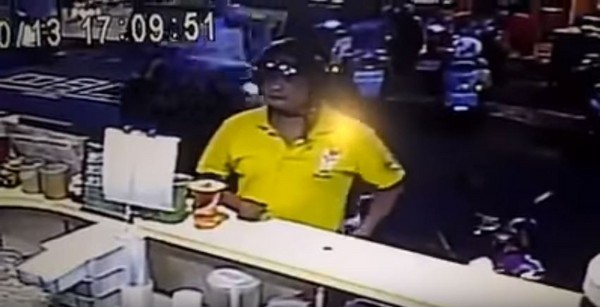 黃衣男買飲料偷A上一位顧客的50元硬幣，網友酸，「有沒有這麼缺啊？」（圖／翻攝自爆料公社）