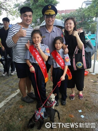 ▲台南市警察局長黃宗仁，與「反毒親善小天使」、家長與波麗士犬歡樂合影。（圖／警方提供）