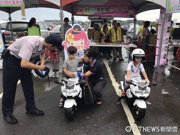 ▲台南市警婦幼隊提供2部兒童電動警用摩托車，供小朋友坐乘拍照，十分受歡迎。（圖／警方提供）
