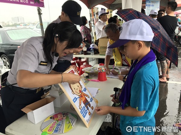 ▲台南市警婦幼隊以寓教於樂的方式，讓小朋友認識身體的隱私部位。（圖／警方提供）