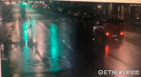 ▲北市大安區忠孝東路今晨發生刺人事件，犯嫌搭上黑色廂型車逃逸。（圖／記者張曼蘋翻攝）