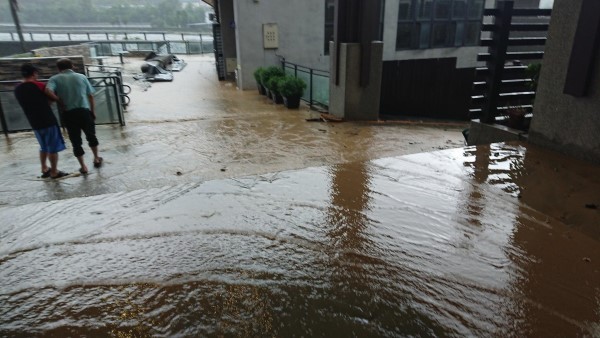 ▲台東因連續大雨，造成部分地區淹水。（圖／翻攝自臉書爆料公社）