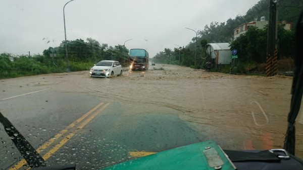 ▲台東因連續大雨，造成部分地區淹水。（圖／翻攝自臉書爆料公社）