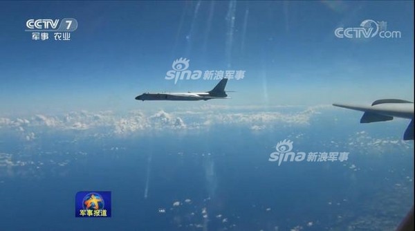 ▲▼轟-6K戰神部隊赴西太洋平遠海的訓練，印尼空軍蘇-30戰鬥機伴飛。（圖／翻攝自新浪軍事）