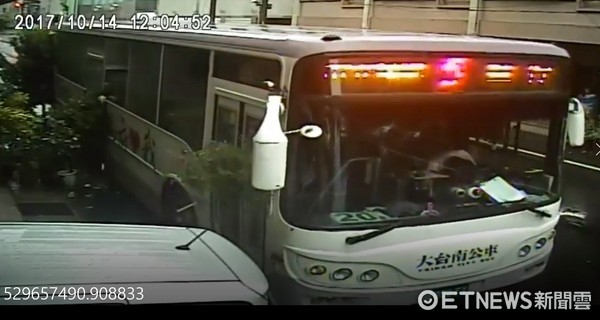 ▲蘇姓司機整個人趴在方向盤上，幸好車上無乘客。（圖／記者林悅翻攝）