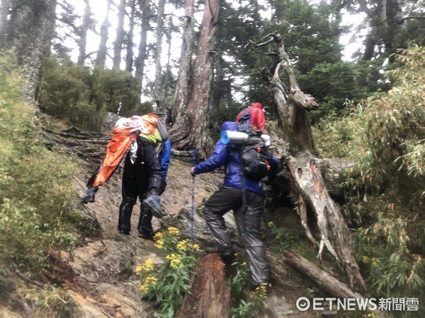 ▲▼12人登山隊攀登台中市和平區品田山，其中一名梁姓女子疑似因高山症而出現失溫、意識不清、胡言亂語等症狀。（圖／記者莊智勝翻攝）