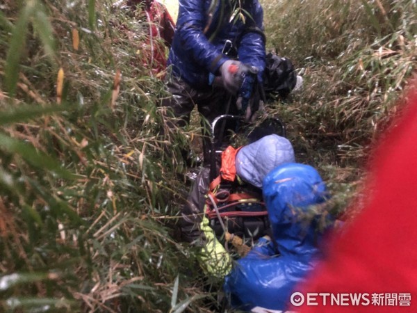 ▲▼12人登山隊攀登台中市和平區品田山，其中一名梁姓女子疑似因高山症而出現失溫、意識不清、胡言亂語等症狀。（圖／記者莊智勝翻攝）