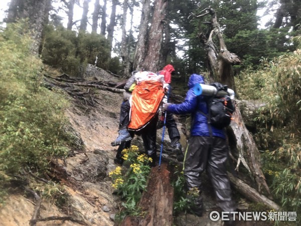 ▲▼12人登山隊攀登台中市和平區品田山，其中一名梁姓女子疑似因高山症而出現失溫、意識不清、胡言亂語等症狀。（圖／記者莊智勝翻攝）