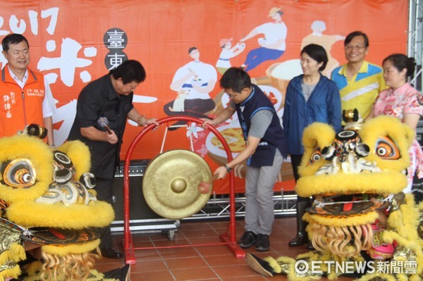 全國客庄十二大節慶『2017台東好米收冬祭』冒雨在客家文化園區辦理開幕活動，縣長黃健庭與議長饒慶鈴等參與開幕式。（圖／台東縣政府提供）