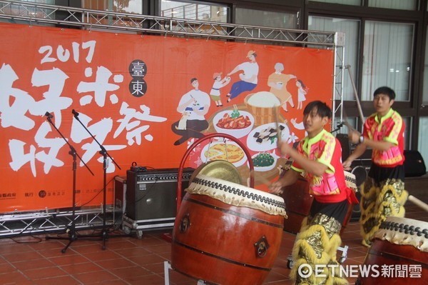 全國客庄十二大節慶『2017台東好米收冬祭』冒雨在客家文化園區辦理開幕活動，縣長黃健庭與議長饒慶鈴等參與開幕式。（圖／台東縣政府提供）