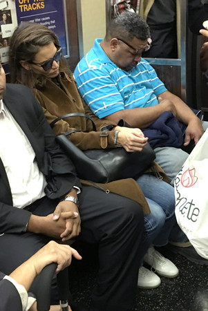 ▲▼凱蒂荷姆斯搭地鐵睡著，無人認出。（圖／達志影像）