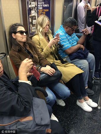 ▲▼凱蒂荷姆斯搭地鐵睡著，無人認出。（圖／CFP）