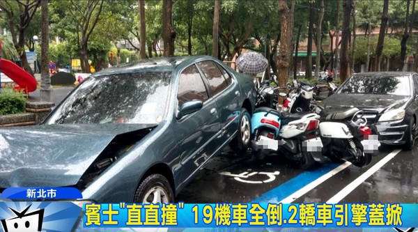 ▲▼賓士直撞21汽機車，車主稱積水害打滑。（圖／中天新聞）