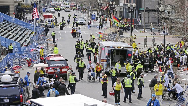 美東時間15日下午約2時45分，波士頓馬拉松終點線附近發生2起爆炸案，圖為驚爆後現場。(圖／達志影像／美聯社)