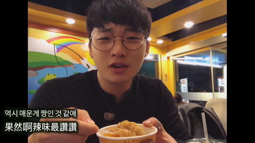 南韓YouTube「宋讚養」吃丹丹漢堡，大讚太美味。（圖／「宋讚養」授權提供）