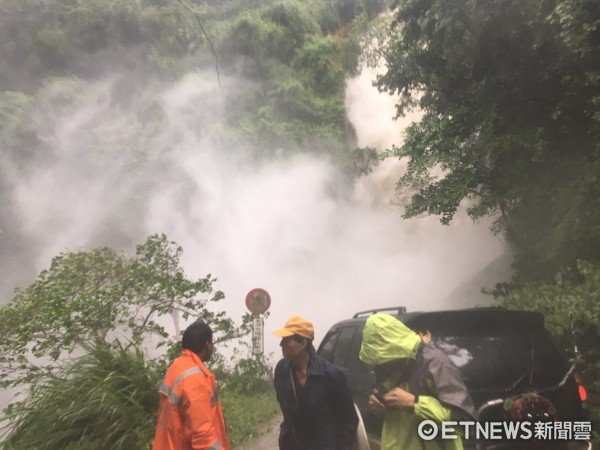 台東知本林道5名登山客受困知本瀑布附近，因雨勢過大步道瀑布水勢直洩路面，造成救援行動受阻。（圖／台東縣消防局提供）