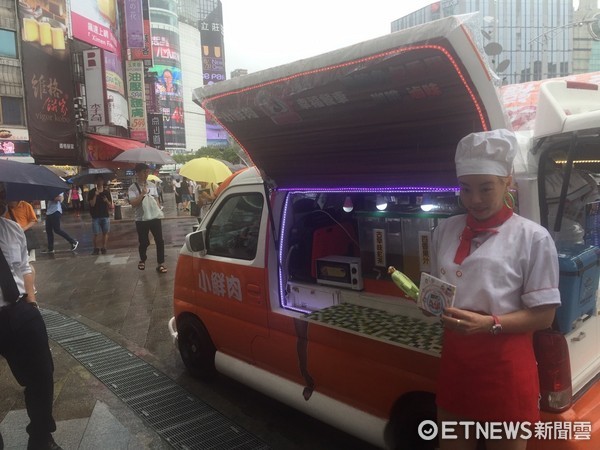 ▲法拉利姐開餐車賣「黑鮑魚夾香腸」。（圖／記者許逸群攝）