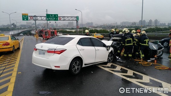 ▲兩輛轎車於台65擦撞車頭變形毀損。（圖／記者陳豐德翻攝）